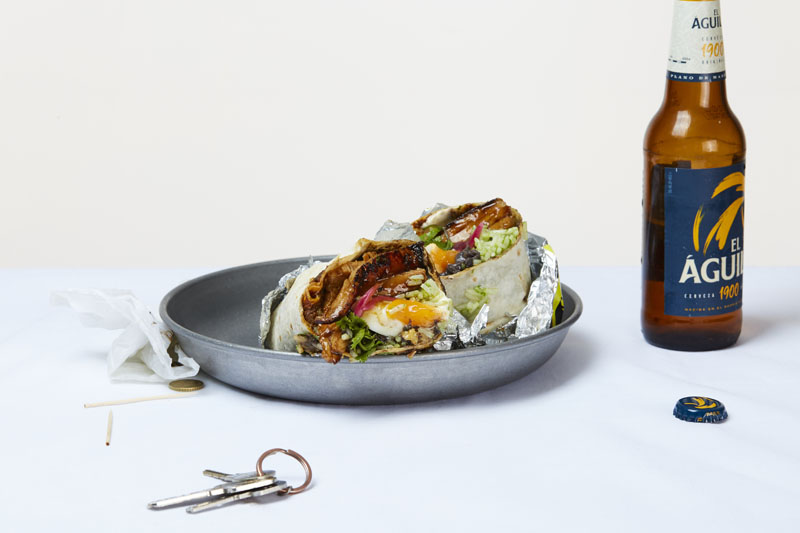 Brutal Burrito Madrid: un burrito envuelto en papel de aluminio y partido por la mitad