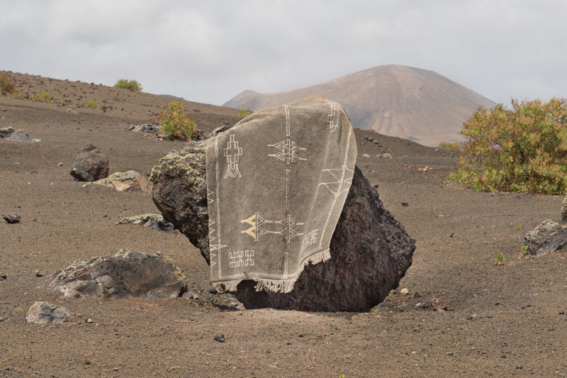 Lorena Canals y Smallable Nomad: una alfombra encima de una roca en mitad de una zona volcánica