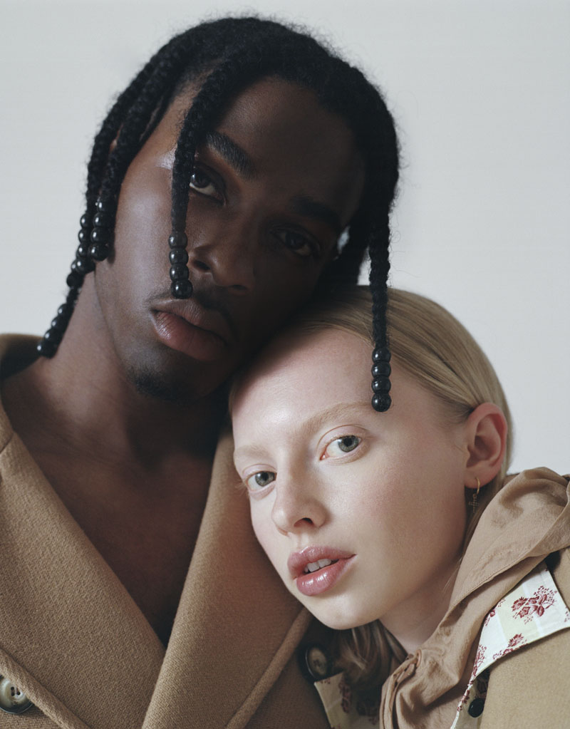 Editorial fotográfico mezcla moda y mobiliario: retrato de una chica blanca y un chico negro
