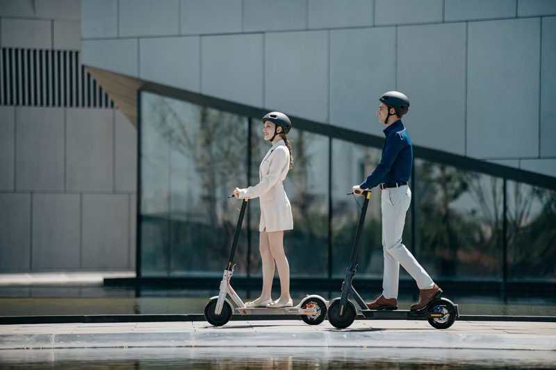 comparativa Xioami Electric scooter 3 y Pro 2: una pareja montando con el último modelo de la marca china