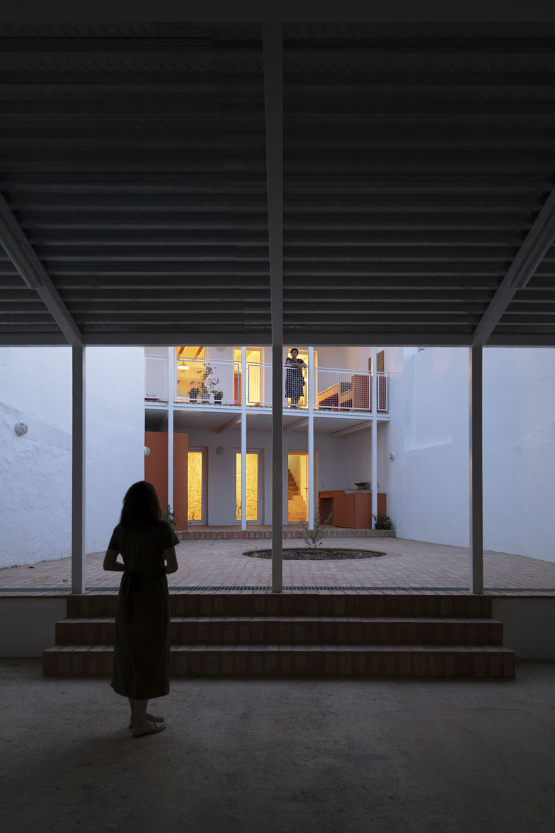Jóvenes estudios arquitectura valencianos: vista de un patio desde el interior de la casa