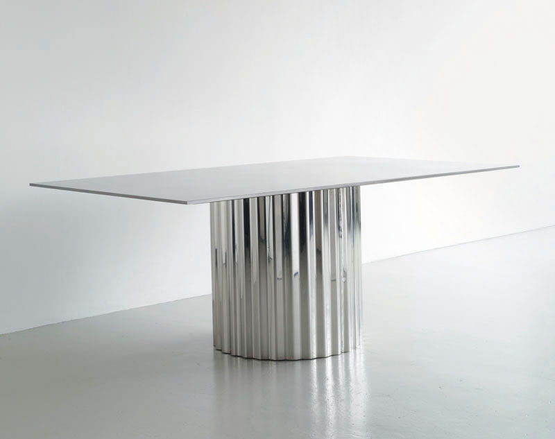 200 diseñadoras de producto: mesa con base de metal corrugado
