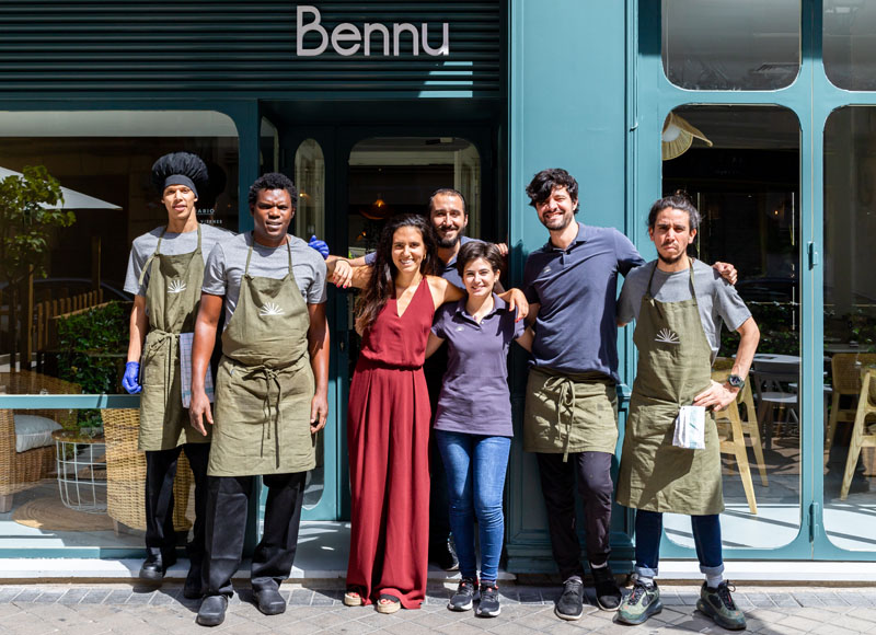 Restaurante Bennu Madrid: una foto del todo el equipo posando en la puerta del local