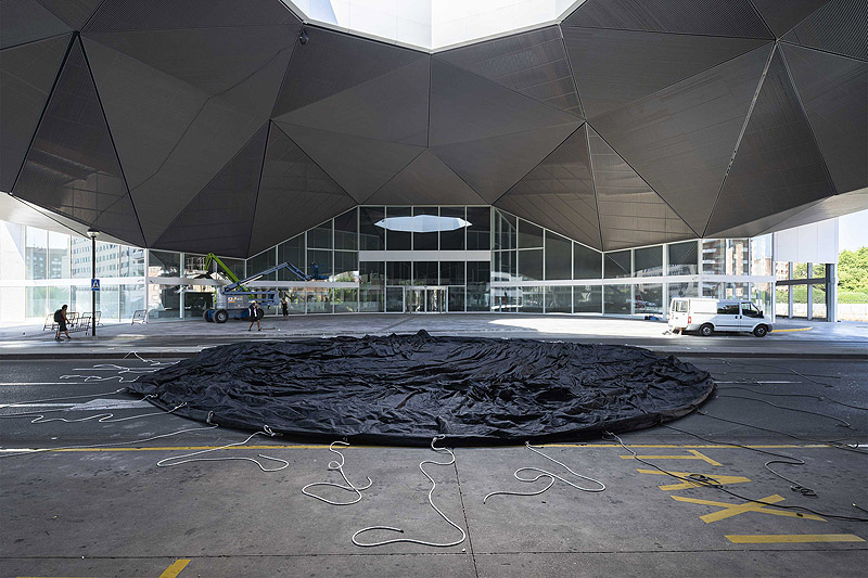 SpY instala una negra y gigante esfera en Logroño