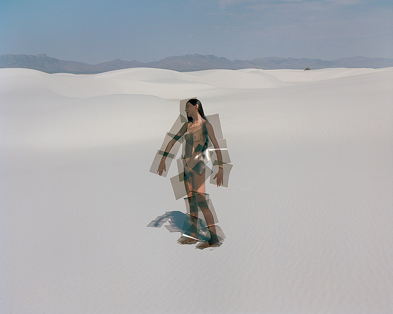 Photo Basel 2021 - foto de una chica en un desierto, su cuerpo se compone de diferentes fotografías