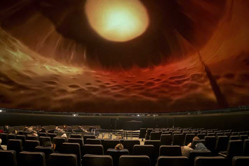 the new infinity, animaciones proyectadas en la cúpula del planetario con publico