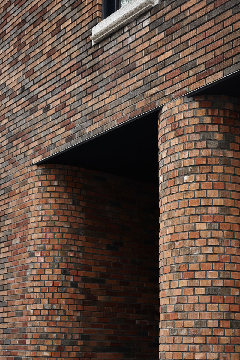 Atelier Barda, Residencia Alma: detalle de la fachada de ladrillos