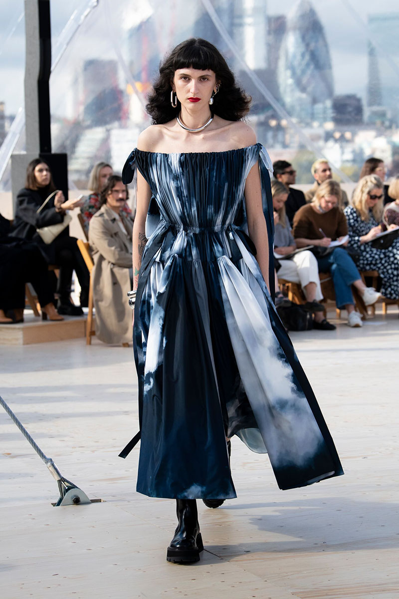 Alexander McQueen SS22 Womenswear en London Fashion Week