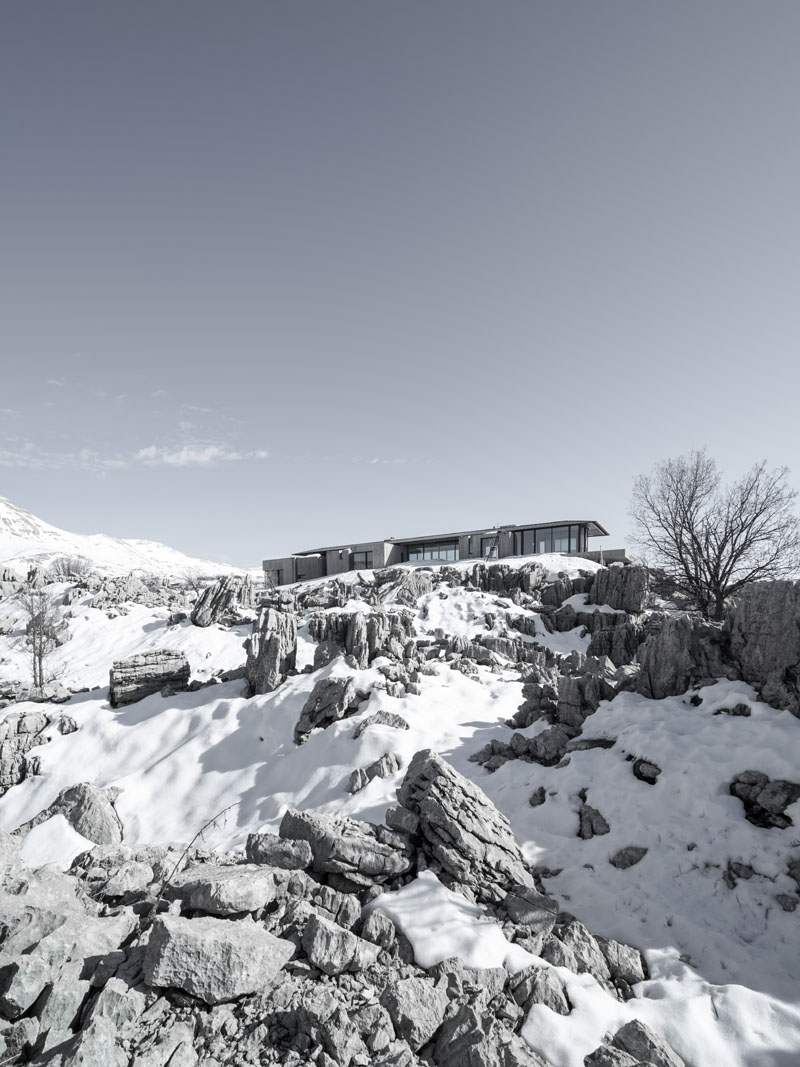 Espectacular casa brutalista en la montaña por Karim Nader