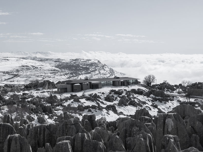 Espectacular casa brutalista en la montaña por Karim Nader