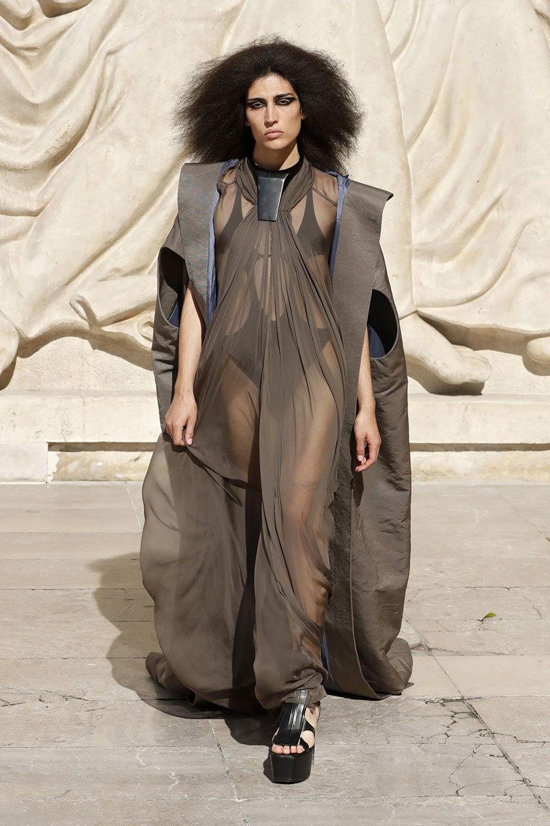 Rick Owens SS22 Womens en Paris Fashion Week: Fogachine