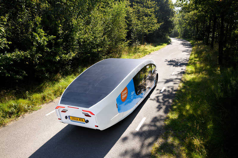 Stella Vita Coche-vivienda solar: el automóvil con techo solar visto desde el aire
