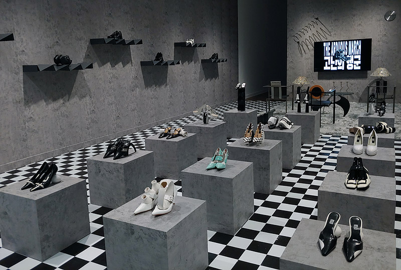 Henrike Naumann, instalación con infinidad de zapatos expuestos