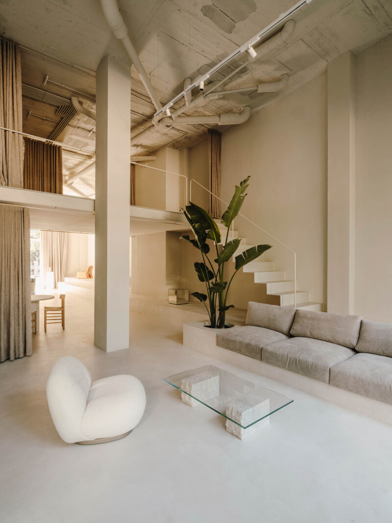 Isern Serra oficinas para SixnFive: zona de espera o descanso con sofá y mesa de cristal
