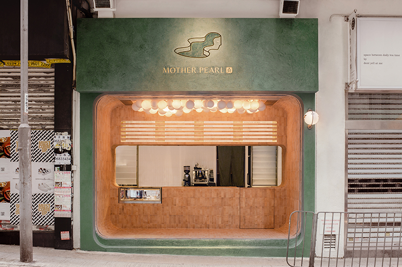 Mejores interiorismos de restaurantes y bares 2021: La fachada de madera de un café