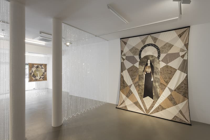 Alisa Heil, espejos, tapices y mujeres en Bombon projects