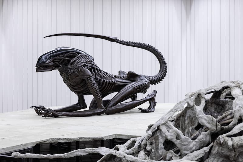 El Alien de HR Giger en el neoclásico Pabellón Schinkel