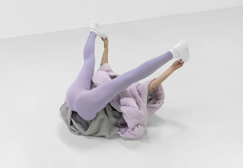 Mit Borras - Phantom Limb. performance de una chica vestida en tonos pastel en una sala blanca