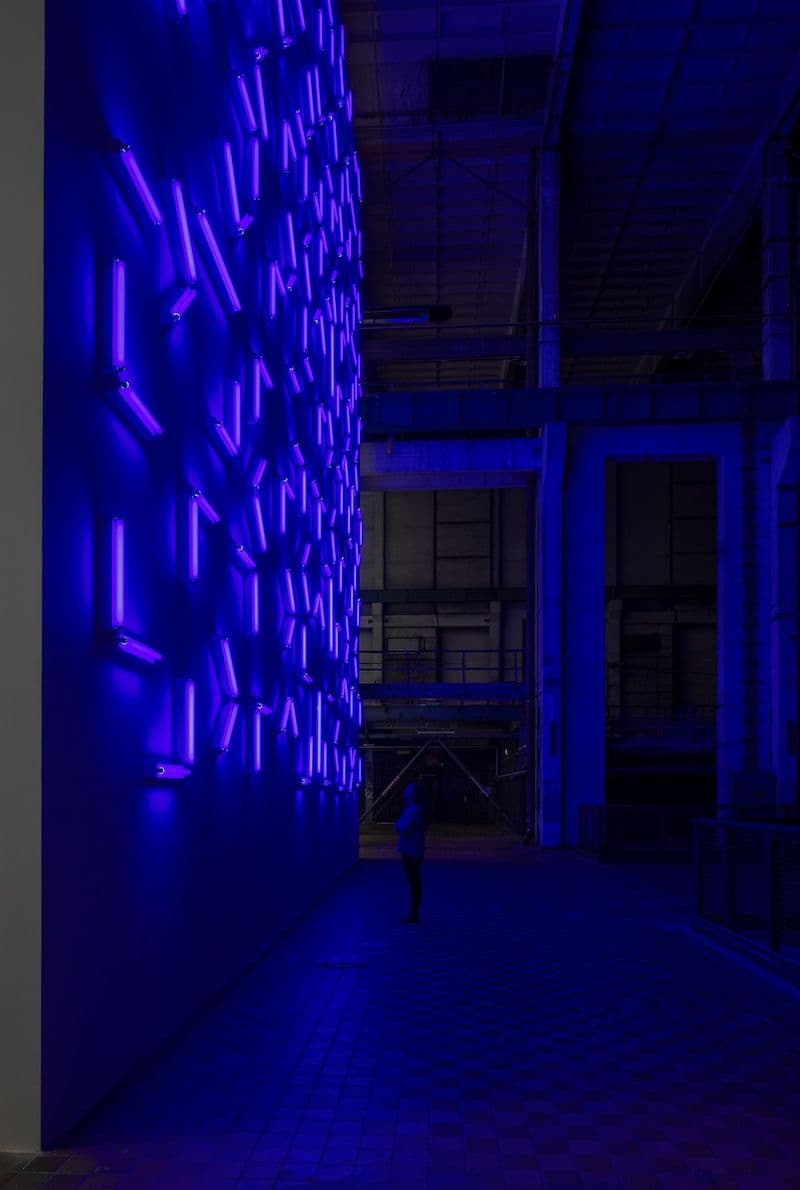 Robert Irwin_Light and Space (Kraftwerk Berlin), pantalla gigante con luces fluorescentes azules