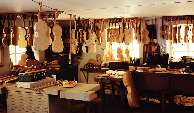 Thomas Demand - recreación en papel y cartón de un taller de violines