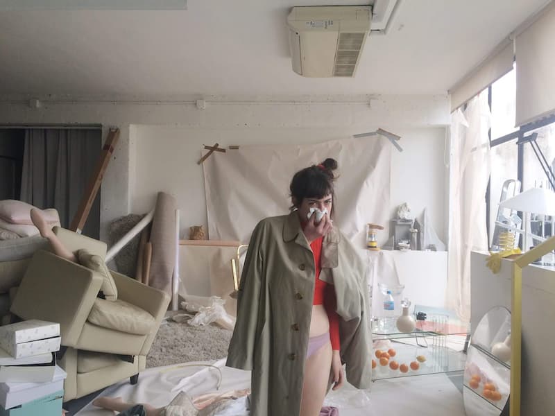 Violeta Mayoral_fotos de chica en una casa desordenada