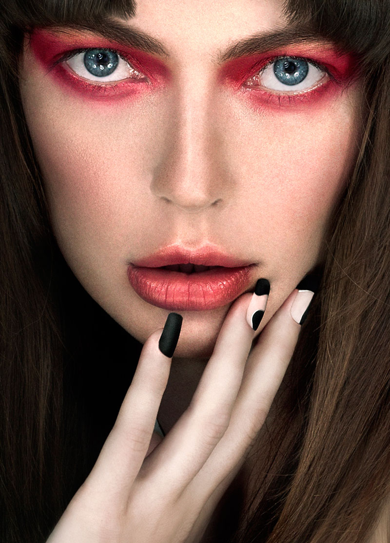 Ojos y Uñas, claves del maquillaje en el editorial Mirror