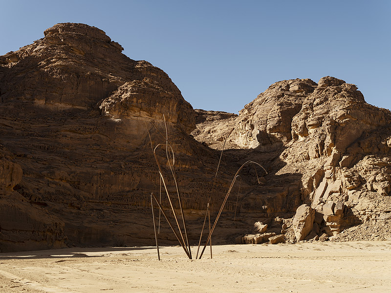 Desert X AlUla - vista de instalación artística en el desierto