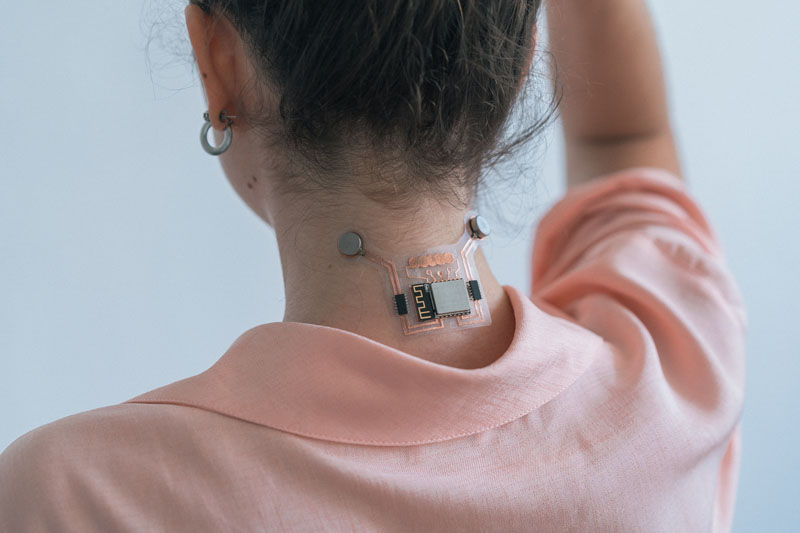 Elisava Masters Beyond 2022: un chip implantado en el cuello de una mujer