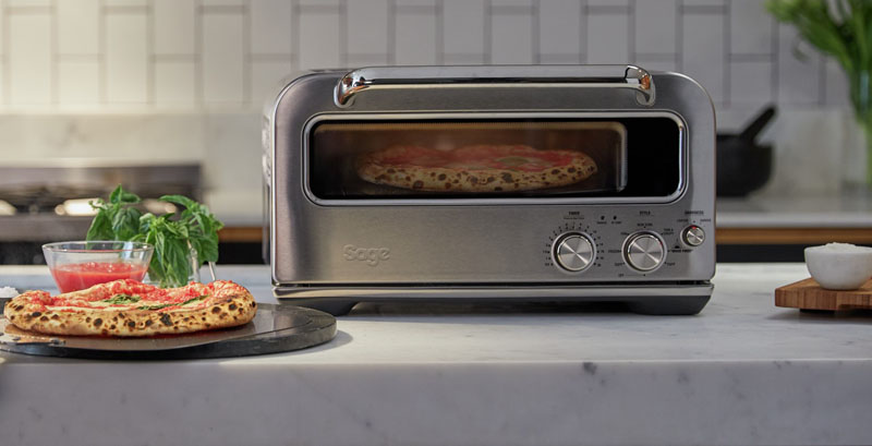 Smart Oven Pizzaiolo: el horno metálico de sobremesa encima de una superficie de mármol