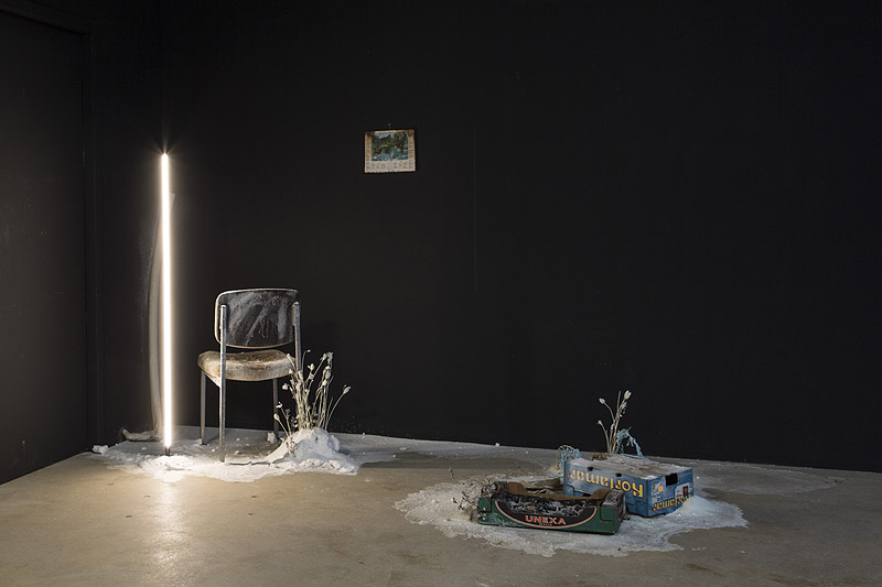 Bianca Bondi. imagen de instalación artística, el interior de una vivienda con escarcha y hielo