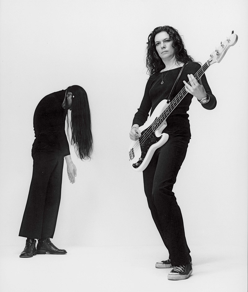 Michael Clark - foto en blanco y negro chica tocando el bajo y otra chica con pelo largo