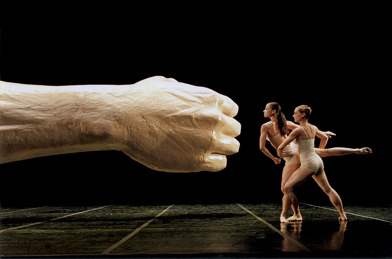 Michael Clark - foto de puño gigante y 2 bailarinas