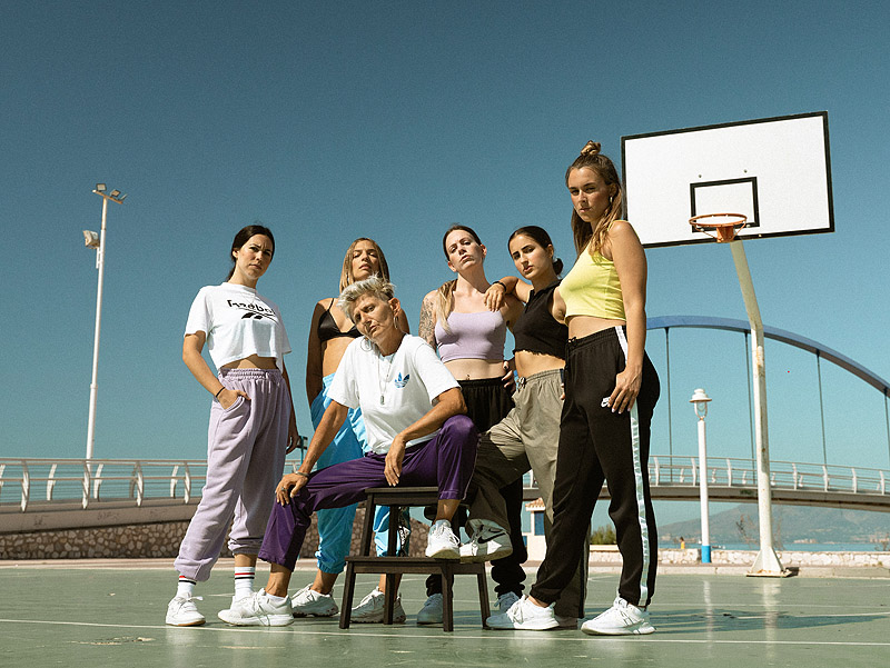 Tribe - foto de grupo de bailarinas con ropa deportiva