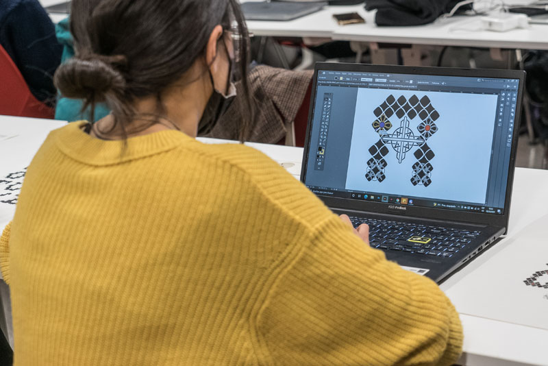 Beca Neo2 Elisava 2022: una estudiante creando un logotipo en un ordenador portátil