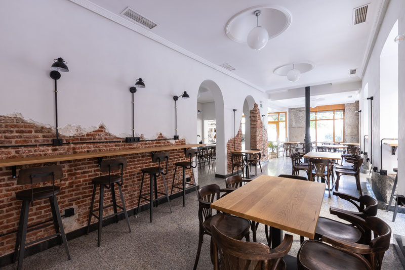 Four: cafetería-restaurante: interior del amplio y luminoso local