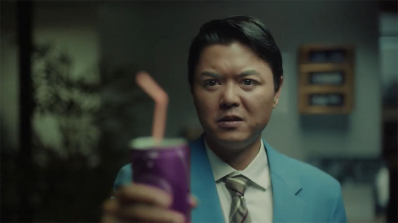Heineken 0.0: un hombre asiático a punto de brindar con una lata de refresco