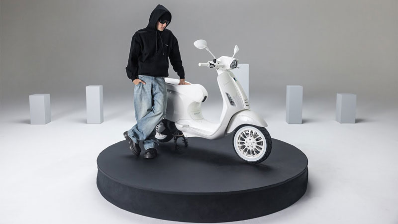 Justin Bieber como una moto en su propia Vespa