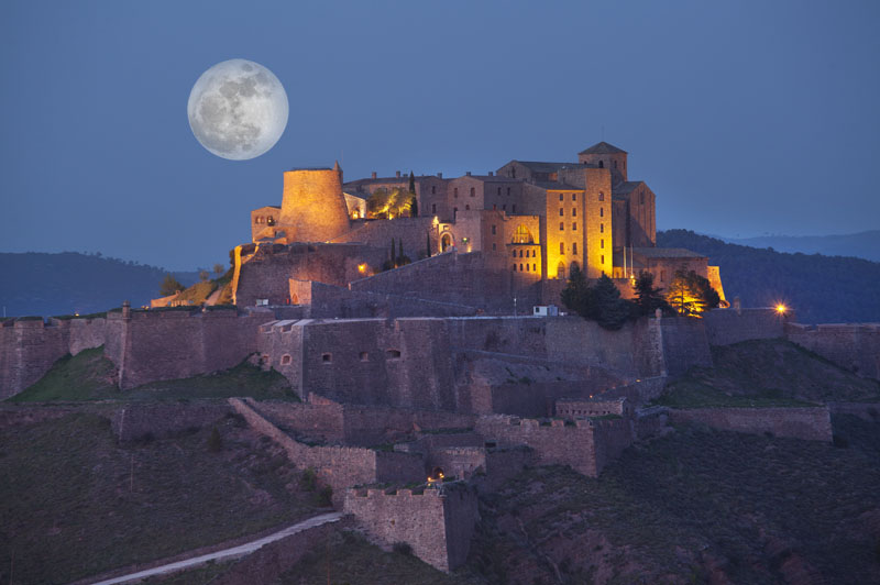 escapadas para conocer la historia y la arquitectura de España:: Parador y castillo Cardona en una colina, vista nocturna