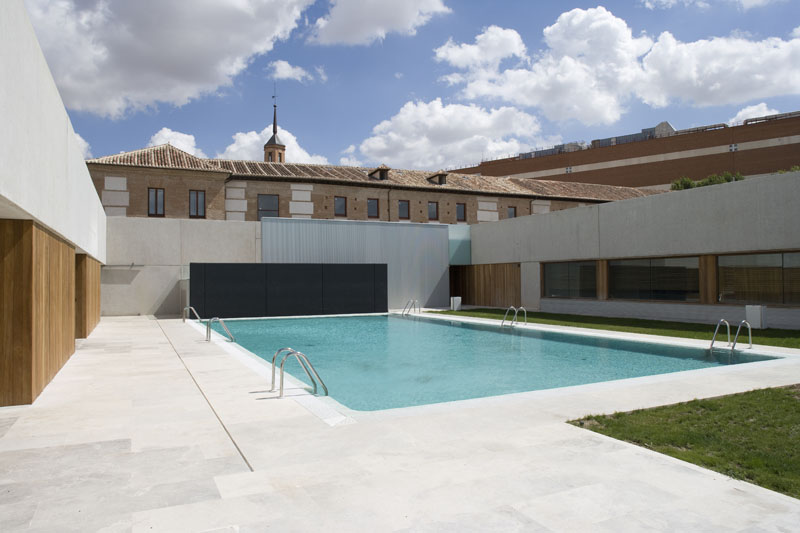 Viajes para conocer la historia y la arquitectura de España: Parador de Alcalá de Henares con piscina