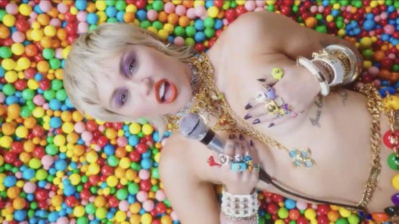 Los anillos de plástico de Miley Cyrus son de La Manso