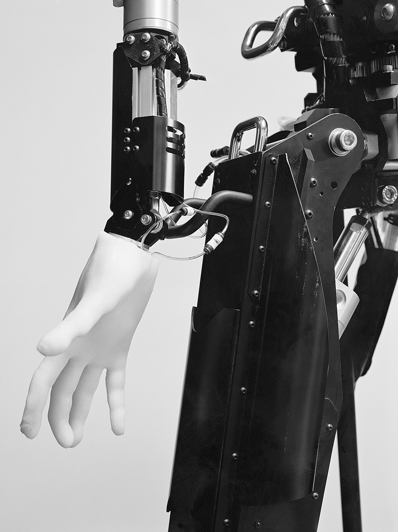 PHotoESPAÑA 2022. Fotografía de mano y pierna de un robot