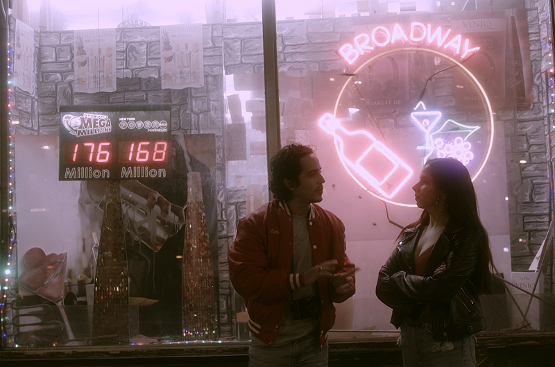 IBAFF - fotograma de la película Esquina con Broadway, 2 personajes charlando delante de un escaparate