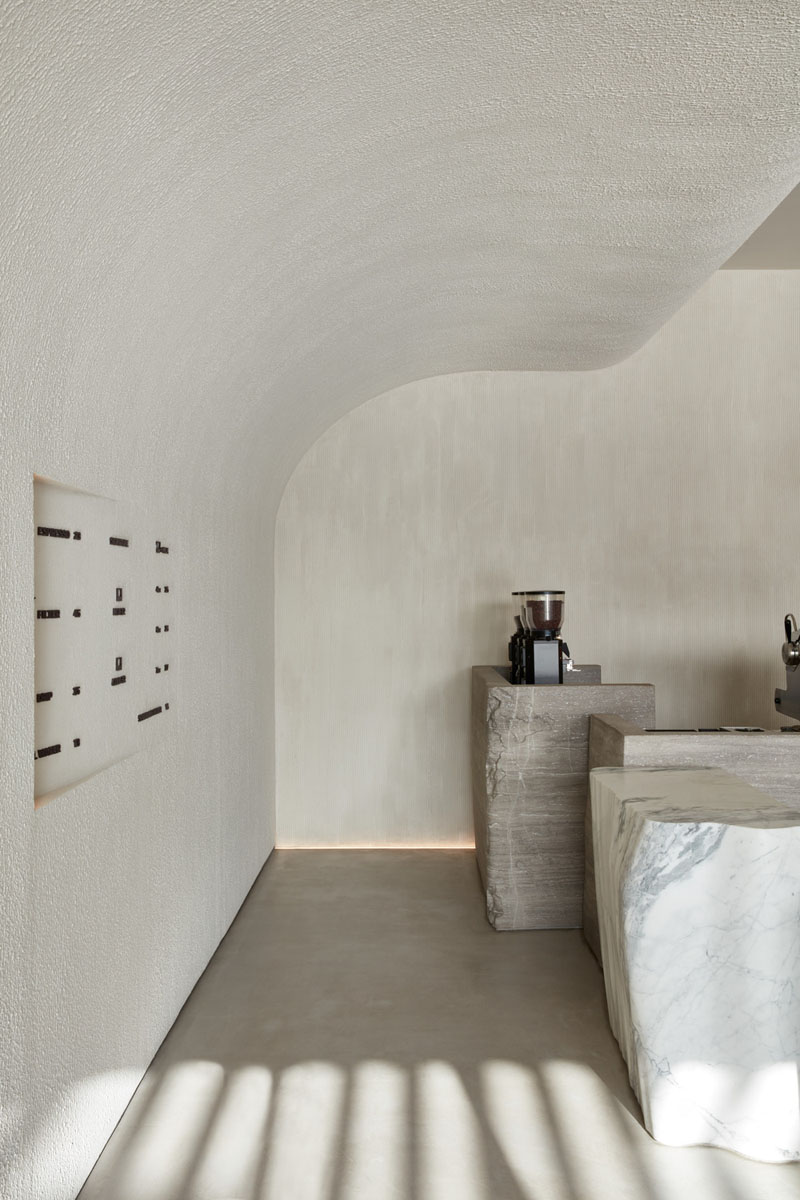 Cafetería Orijins: hermoso brutalismo minimalista