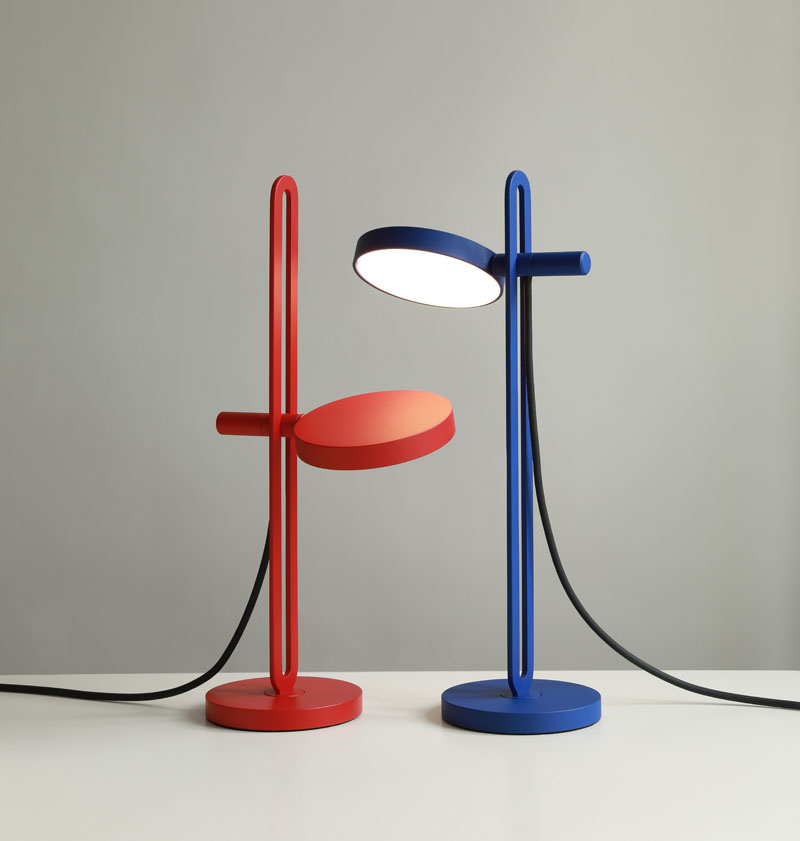 Nuevos diseños de mobiliario e iluminación de metal: unas lámparas de mesa en color rojo y azul