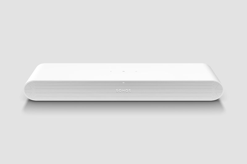 Sonos Ray: parte delantera de la barra de sonidos. Un modelo en color blanco