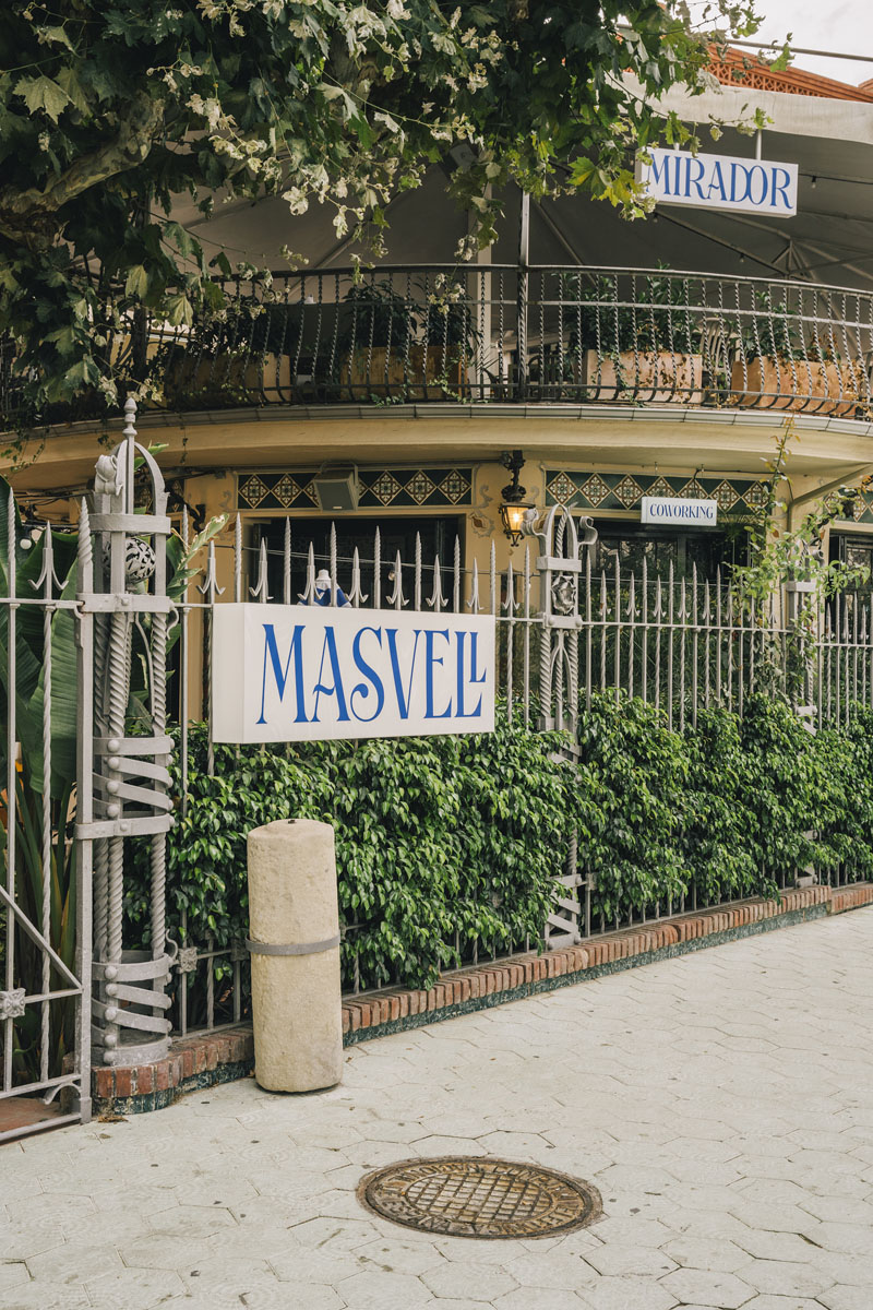 Stefano Colli restaurante Mas Vell: vista exterior con carteles del lugar muy vintage