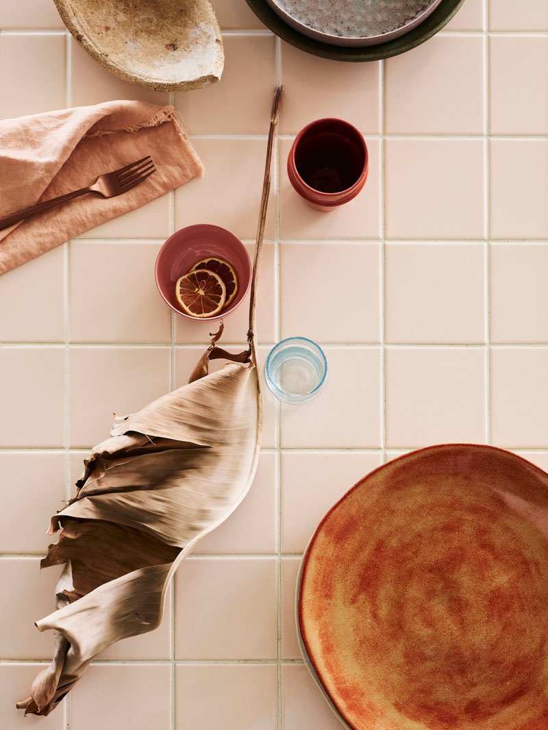 Tendencias interiorismo en espacios gastronómicos: una mesa de baldosas con menaje del hogar