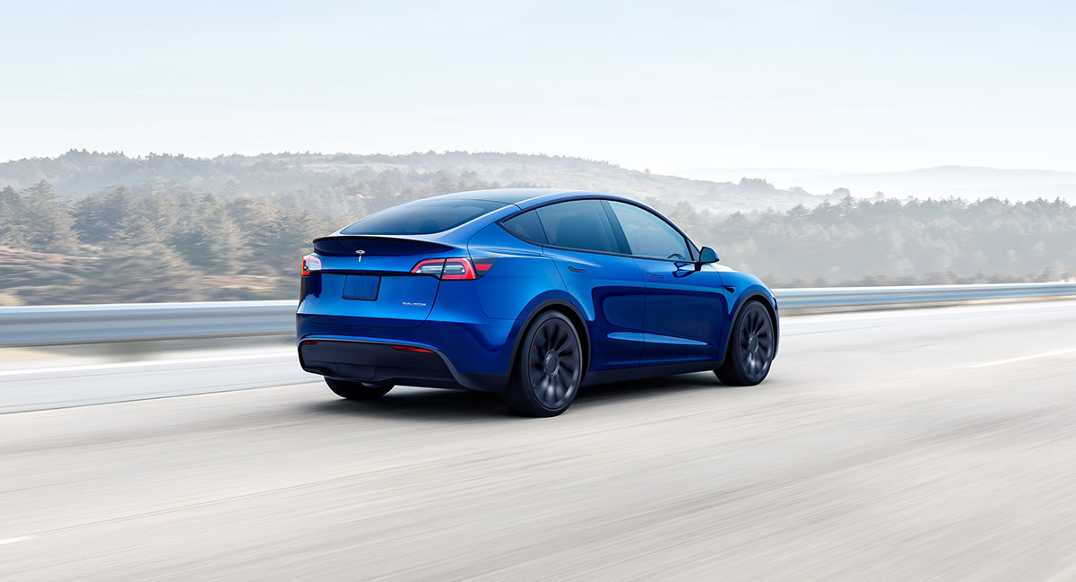 Negocios de Elon Musk: un Tesla azul en una autopista
