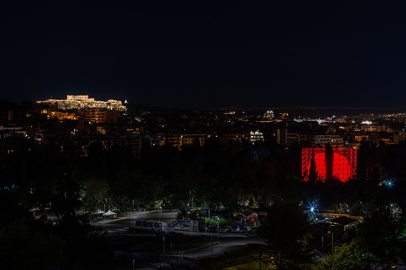 La instalación luminosa “Divided” de SpY en Atenas