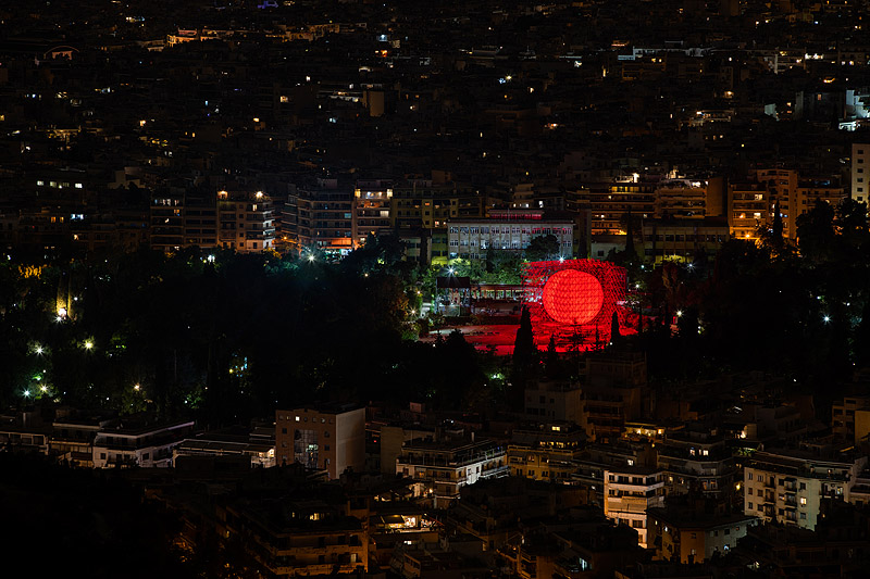 La instalación luminosa “Divided” de SpY en Atenas